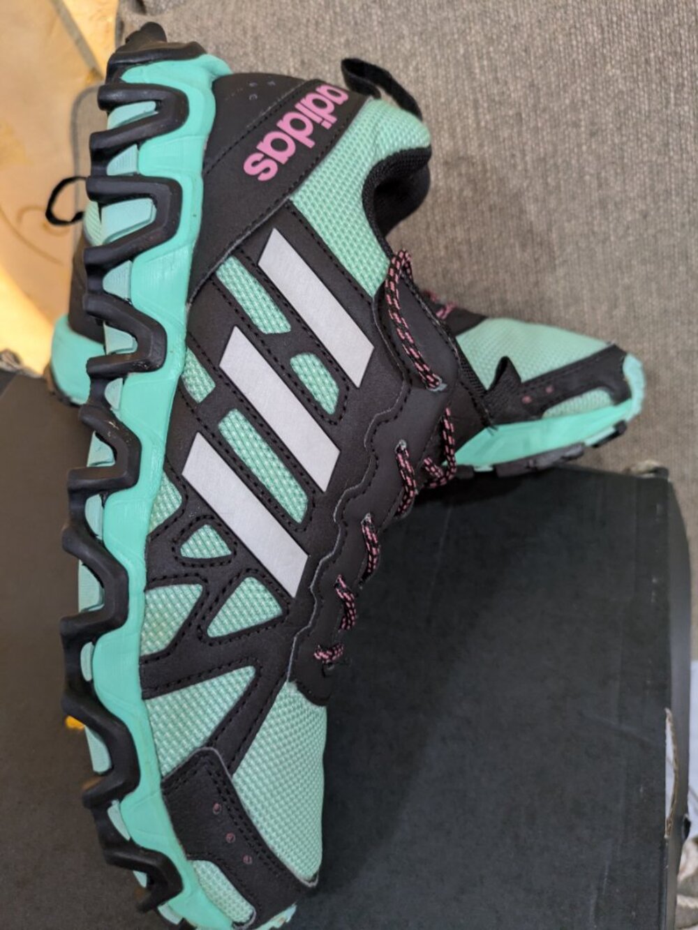 Adidas Women Shoe Incision Trail Size 8 Color Black & Green Good Condition